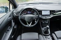 Opel Astra 1.4 Turbo Dynamic - wnętrze