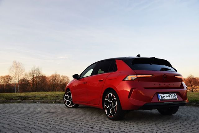 Opel Astra PHEV da się lubić