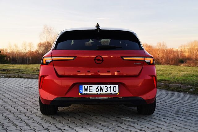 Opel Astra PHEV da się lubić