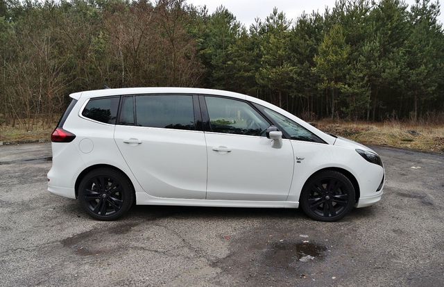 Opel Zafira Tourer 2.0 CDTI AT6 Cosmo ma sporo do zaoferowania