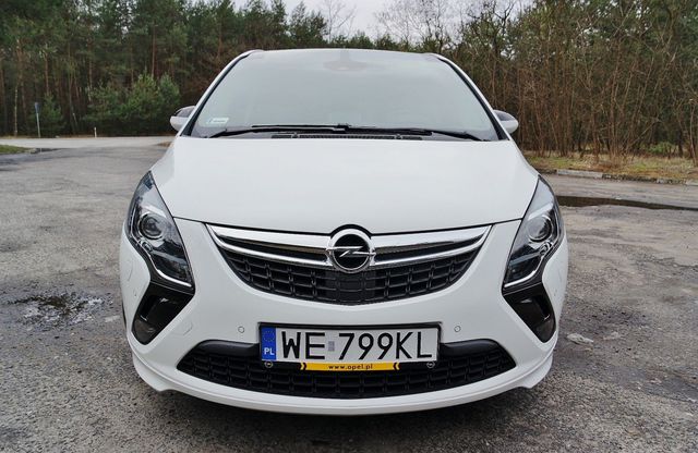 Opel Zafira Tourer 2.0 CDTI AT6 Cosmo ma sporo do zaoferowania