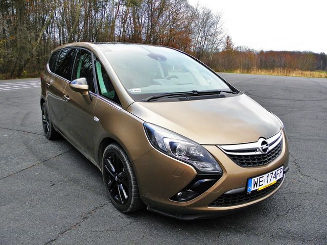 Opel Zafira Tourer 2.0 CDTI Biturbo Cosmo przyciąga wzrok