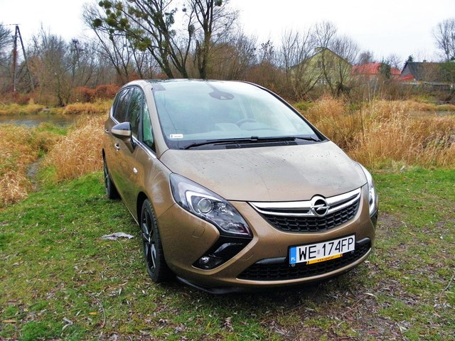 Opel Zafira Tourer 2.0 CDTI Biturbo Cosmo przyciąga wzrok