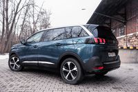 Peugeot 5008 2.0 THP 150 KM - z tyłu i boku, fot.2