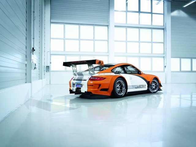 Porsche 911 GT3 R z napędem hybrydowym