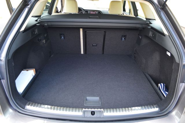 Seat Leon ST 2.0 TDI 4Drive Style kusi wyposażeniem