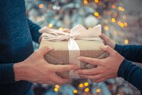 Jak wręczać prezenty świąteczne?