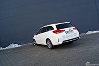 Toyota Auris Hybrid Touring Sports - widok z tyłu i boku