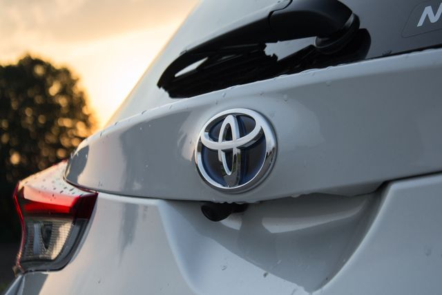 Toyota Auris Hybrid – popija benzynę przez słomkę