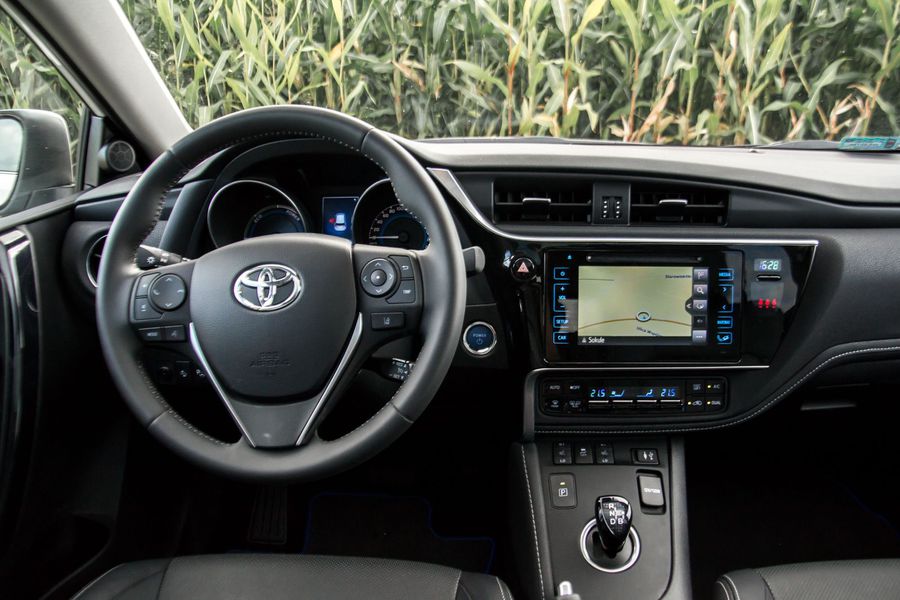 Toyota Auris Hybrid popija benzynę przez słomkę