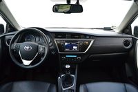 Toyota Auris Touring Sports D4-D Prestige - wnętrze