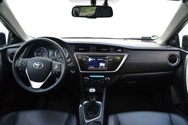 Toyota Auris Touring Sports D4-D Prestige świetnie się sprzedaje