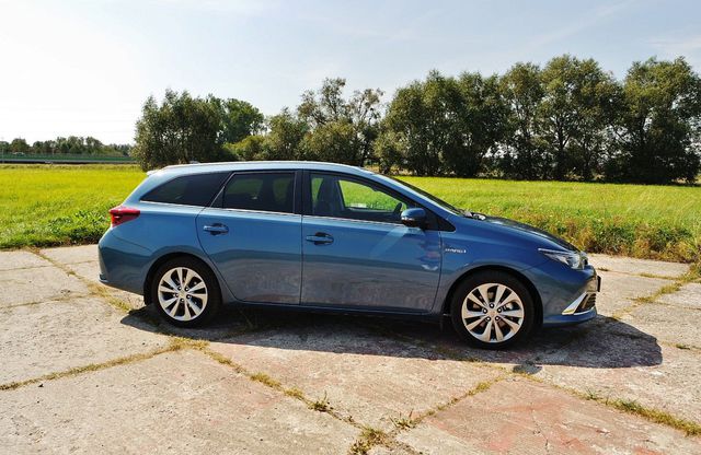 Toyota Auris Touring Sports Hybrid dostarczy sporo frajdy