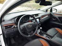Toyota Avensis Touring Sports 2.0 D-4D Premium - wnętrze, fot.2