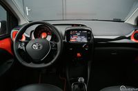 Toyota Aygo 1.0 - wnętrze, fot.2