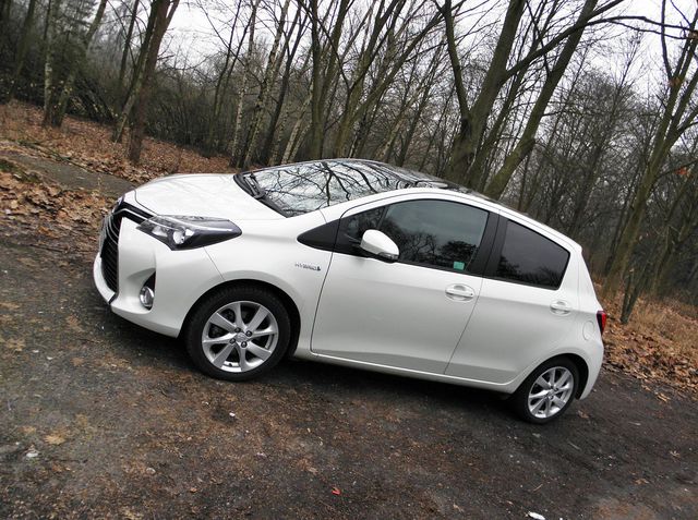 Toyota Yaris Hybrid warta uwagi?