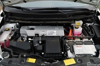 Toyota Prius 1.8 HSD Prestige FL - silnik