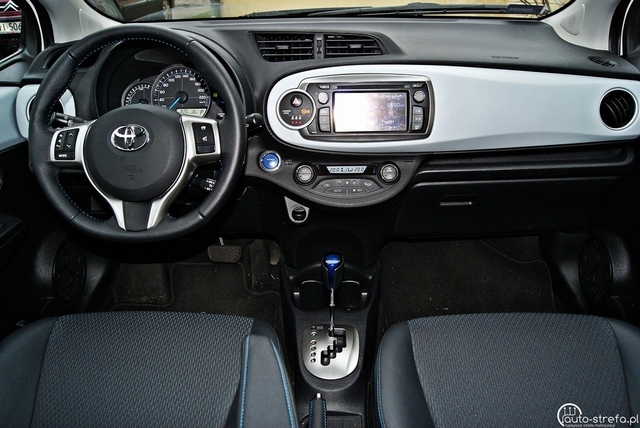 Toyota Prius 1.8 HSD Prestige FL vs Toyota Yaris Hybrid 100 Dynamic