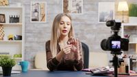 Influencer marketing pod lupą