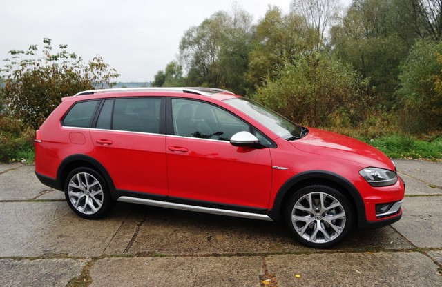 Volkswagen Golf Alltrack 2.0 TDI DSG 4Motion vs. Volkswagen Golf Sportsvan 1.4 TSI DSG Highline