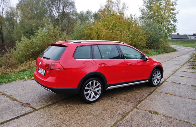 Volkswagen Golf Alltrack 2.0 TDI DSG 4Motion vs. Volkswagen Golf Sportsvan 1.4 TSI DSG Highline