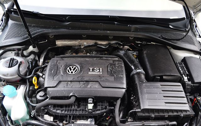Volkswagen Golf R - sprinter w garniturze