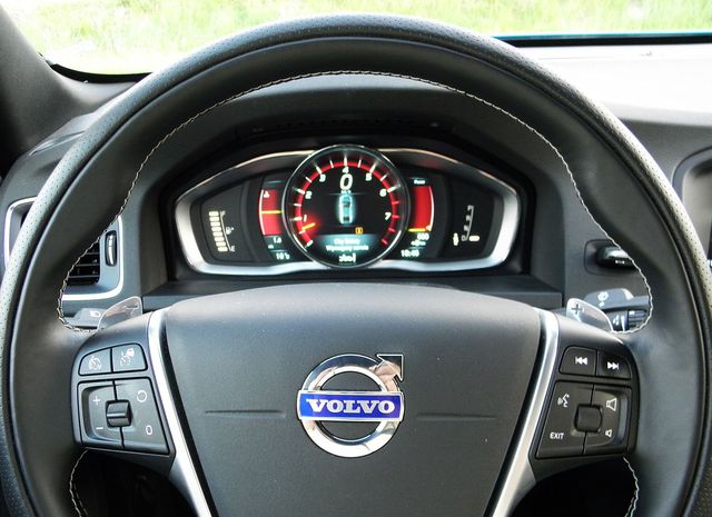 Volvo S60 T6 AWD R-Design Summum robi wrażenie