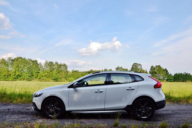 Volvo V40 Cross Country D2 Geartronic Momentum z krainy premium