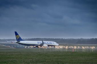 Awaryjne lądowanie Ryanair w Poznaniu. Jakie prawa pasażerów?