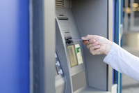 Banki zniechęcają do bankomatów
