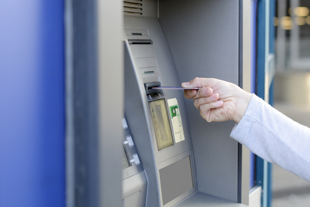 Bankomaty tracą popularność, a Polacy kochają gotówkę