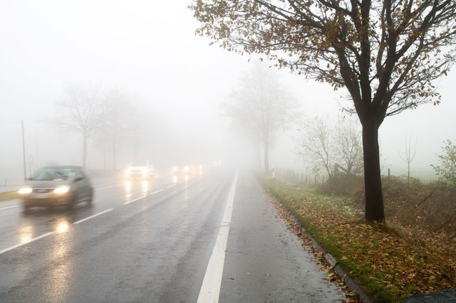 Bezpieczna jazda w jesienną słotę. Czas na zmianę opon