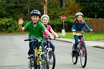 Rowerki, hulajnogi i pojazdy akumulatorowe dla dzieci. Czy są bezpieczne?