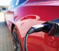 Auta elektryczne pozostaną droższe niż spalinowe