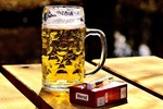 Polacy wciąż piją i palą. Branża tytoniowa i alkoholowa zmniejszają zaległości