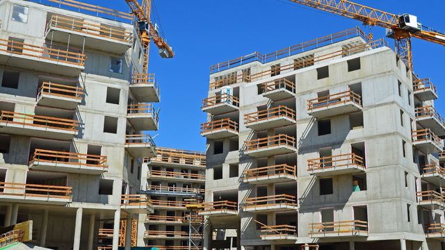 Skokowy wzrost kosztów budowy bloków i mieszkań. Będą problemy?
