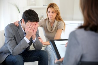Jak zareagować, gdy ktoś w pracy mówi o poważnej chorobie? Swojej lub bliskiej osoby [© goodluz - fotolia.com]