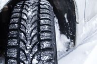 Jak rozliczyć zakup zimowych opon do firmowego samochodu osobowego?