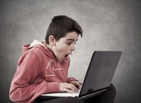 Dzieci zaczynają korzystać z Internetu w coraz młodszym wieku