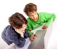 Dziecko w sieci ogląda pornografię 