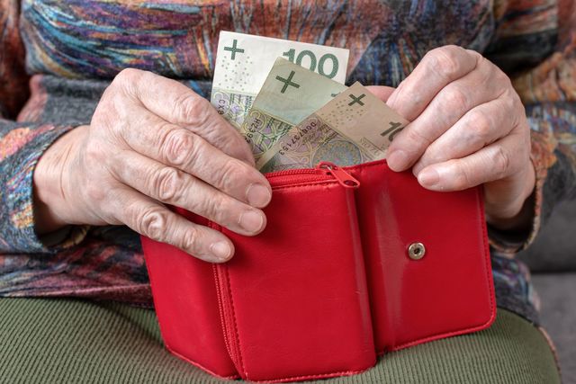 Coraz więcej Polaków bez minimalnej emerytury