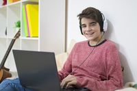 Nastolatek przed komputerem