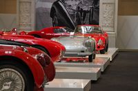 Czerwone Ferrari i Alfa Romeo oraz srebrne Porsche