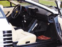 Ferrari Testarossa - wnętrze