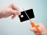 Długów nie ubędzie od samego pocięcia kart kredytowych na kawałki