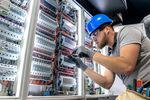 Ile zarabia elektryk, ślusarz i operator CNC? Branża techniczna docenia kompetencje