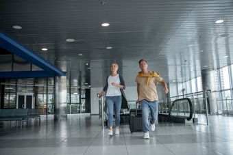 Ewakuacja lotniska. Jak wygląda i co się dzieje z pasażerami?