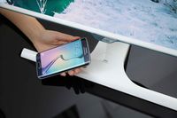 Monitor Samsung SE3670 z bezprzewodową ładowarką urządzeń mobilnych
