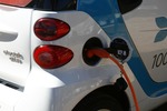 Samochody elektryczne: co hamuje kupujących?