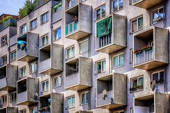 Zaległości w opłatach za mieszkanie mogą utrudnić jego sprzedaż [© pixabay.com]
